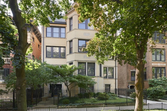635 W Sheridan Rd Unit 3, Chicago, IL 60613 - view of building exterior featuring a fenced front yard