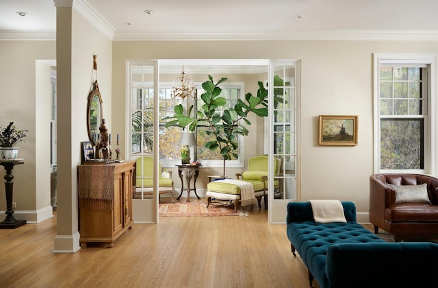 635 W Sheridan Rd Unit 3, Chicago, IL 60613 - living area featuring light wood-type flooring, baseboards, a chandelier, and crown molding