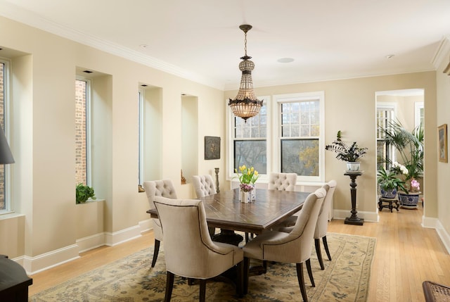 635 W Sheridan Rd Unit 3, Chicago, IL 60613 - dining space featuring a chandelier, light wood-type flooring, crown molding, and baseboards