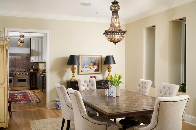 635 W Sheridan Rd Unit 3, Chicago, IL 60613 - dining room featuring light wood-style floors, a chandelier, and crown molding