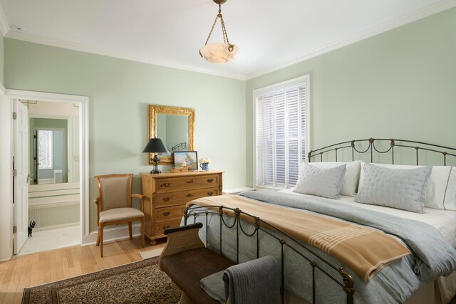 635 W Sheridan Rd Unit 3, Chicago, IL 60613 - bedroom featuring light wood-style flooring, ornamental molding, ensuite bathroom, and baseboards