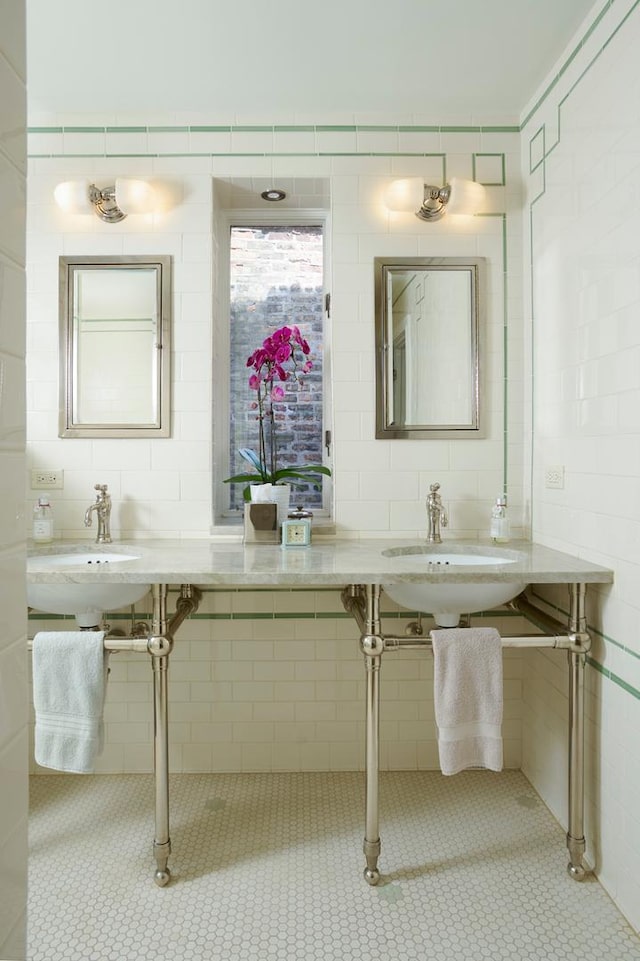 635 W Sheridan Rd Unit 3, Chicago, IL 60613 - bathroom featuring a sink, tile walls, and tile patterned flooring