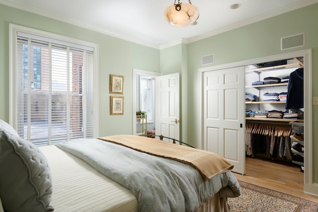 635 W Sheridan Rd Unit 3, Chicago, IL 60613 - bedroom with light wood-type flooring, a closet, and crown molding