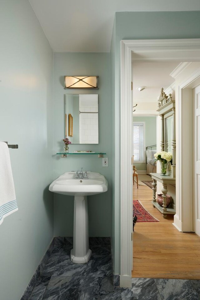 635 W Sheridan Rd Unit 3, Chicago, IL 60613 - bathroom with baseboards and a sink