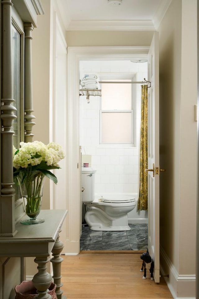 635 W Sheridan Rd Unit 3, Chicago, IL 60613 - bathroom with toilet, wood finished floors, ornamental molding, and a shower with curtain
