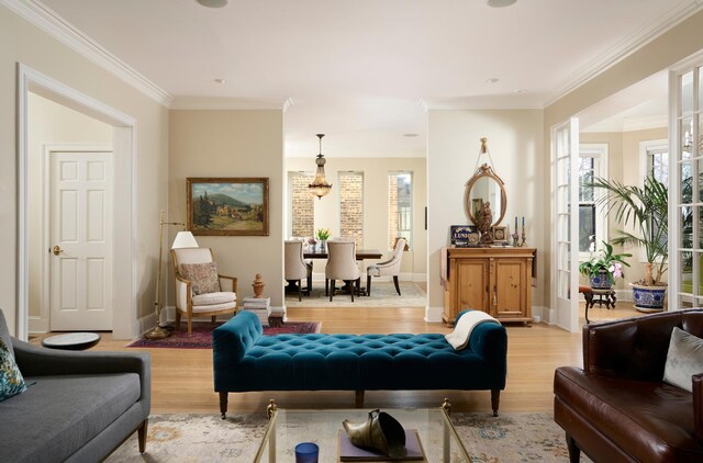 635 W Sheridan Rd Unit 3, Chicago, IL 60613 - living room featuring light wood-style floors, plenty of natural light, ornamental molding, and baseboards
