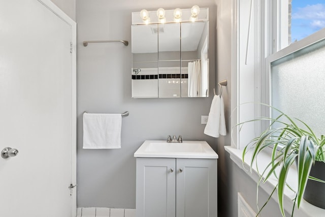 524 Michigan Ave Unit 3N, Evanston, IL 60202 - full bath with vanity and a shower with curtain