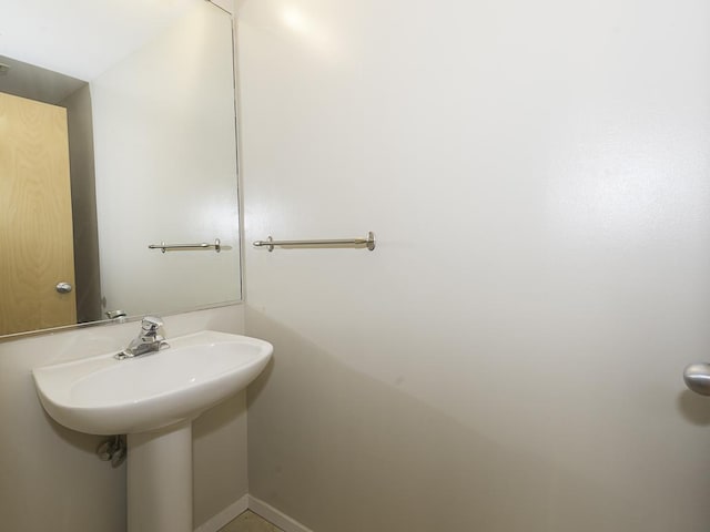 420 S Clinton St Unit 408A, Chicago, IL 60607 - bathroom with baseboards