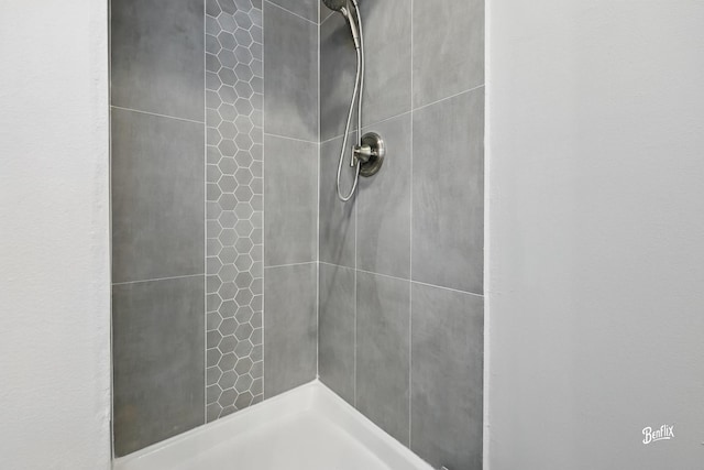 5500 Carriageway Dr Unit 213, Rolling Meadows, IL 60008 - bathroom with tiled shower