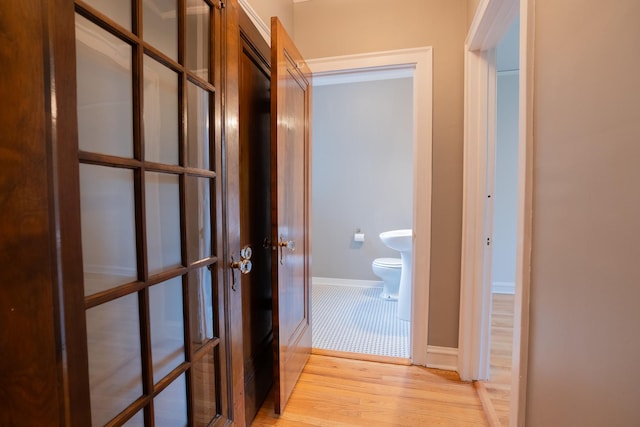 6652 N Glenwood Ave Unit 3N, Chicago, IL 60626 - hall featuring light wood-type flooring and baseboards