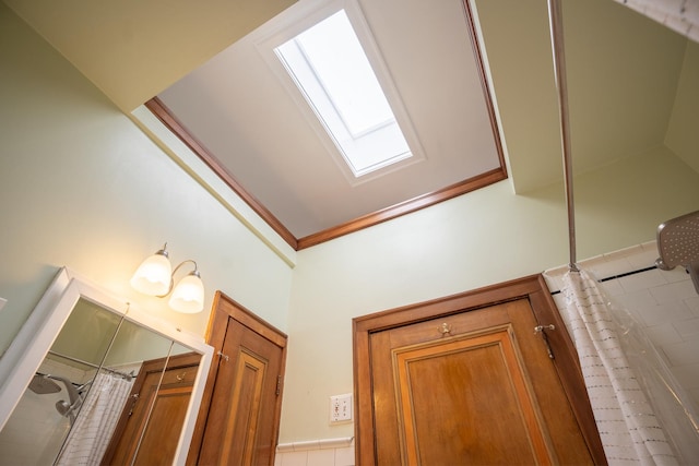 6652 N Glenwood Ave Unit 3N, Chicago, IL 60626 - bathroom view of a skylight and tiled shower