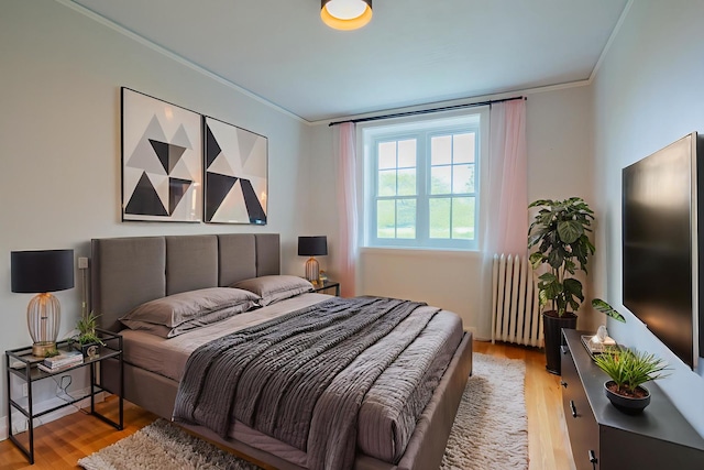 6652 N Glenwood Ave Unit 3N, Chicago, IL 60626 - bedroom featuring radiator heating unit, ornamental molding, and light wood-style floors