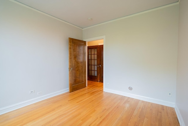 6652 N Glenwood Ave Unit 3N, Chicago, IL 60626 - spare room featuring light wood-type flooring, baseboards, and crown molding