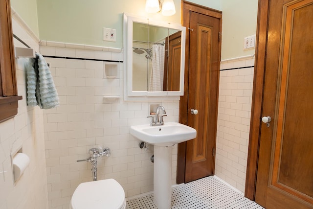 6652 N Glenwood Ave Unit 3N, Chicago, IL 60626 - bathroom with tile walls, toilet, a wainscoted wall, a shower with shower curtain, and tile patterned floors