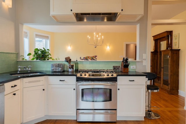 6652 N Glenwood Ave Unit 3N, Chicago, IL 60626 - kitchen featuring stainless steel range with gas cooktop, a sink, a chandelier, backsplash, and white cabinetry