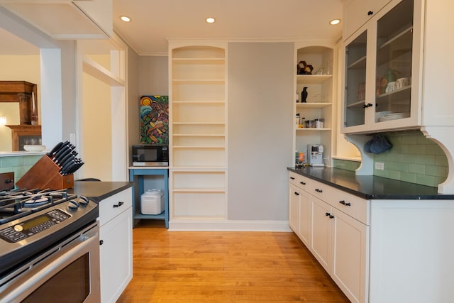 6652 N Glenwood Ave Unit 3N, Chicago, IL 60626 - kitchen with open shelves, stainless steel appliances, light wood-type flooring, dark countertops, and recessed lighting