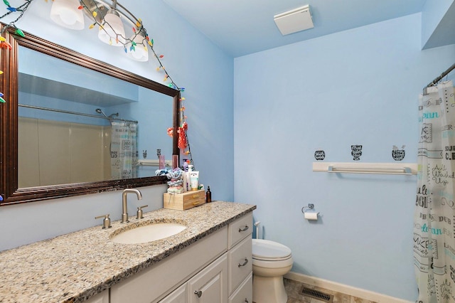 full bathroom featuring toilet, vanity, a shower with shower curtain, and baseboards