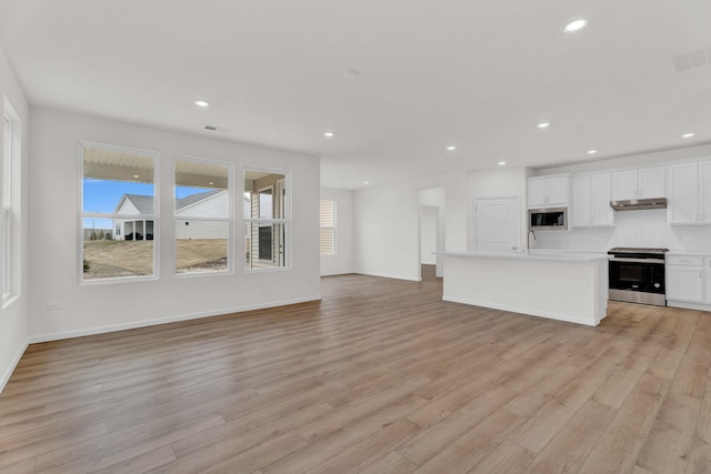 3214 Lincoln Prairie Blvd, Aurora, IL 60503 - unfurnished living room featuring light wood-type flooring, recessed lighting, a sink, and baseboards