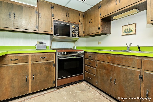 34942 N Gogol Ave, Ingleside, IL 60041 - kitchen featuring stove and concrete floors