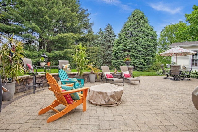5N647 Forest Glen Ln, Saint Charles, IL 60175 - view of patio featuring outdoor dining space