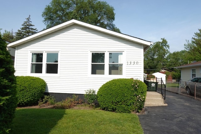 1330 Ridgeway Ave, Round Lake Beach, IL 60073 - view of side of home