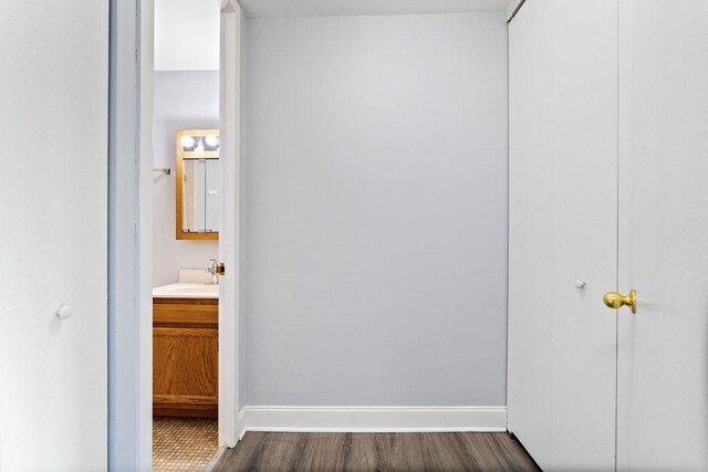2901 S Michigan Ave Unit 903, Chicago, IL 60616 - hallway featuring a sink, baseboards, and dark wood-style flooring