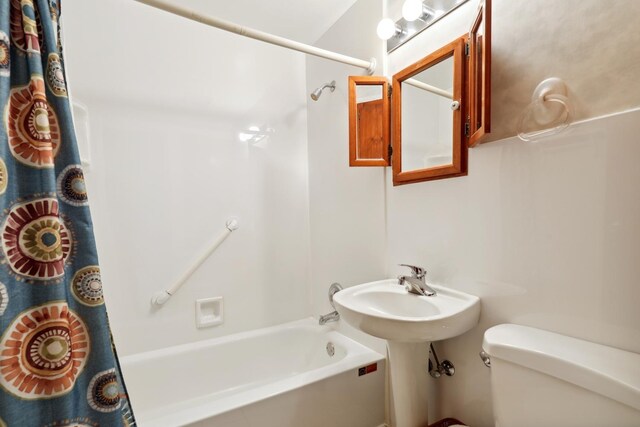 4612 W 89th Pl, Hometown, IL 60456 - full bathroom with shower / bathtub combination with curtain and toilet