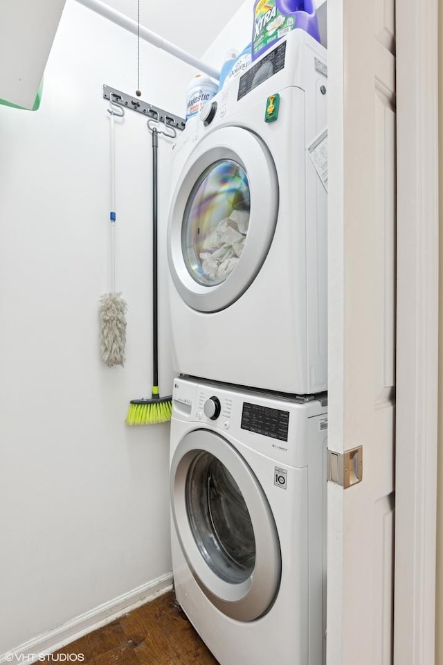 5844 N Hermitage Ave Unit A, Chicago, IL 60660 - laundry area with stacked washing machine and dryer, baseboards, and dark wood-type flooring