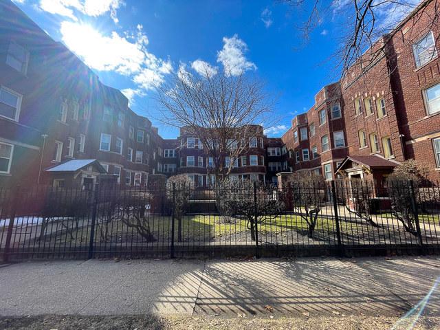 6638 S Greenwood Ave Unit 2B, Chicago, IL 60637 - view of home's community with a fenced front yard and a residential view