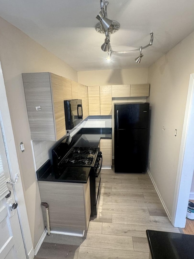 6638 S Greenwood Ave Unit 2B, Chicago, IL 60637 - kitchen with black appliances, light wood finished floors, tasteful backsplash, a ceiling fan, and baseboards