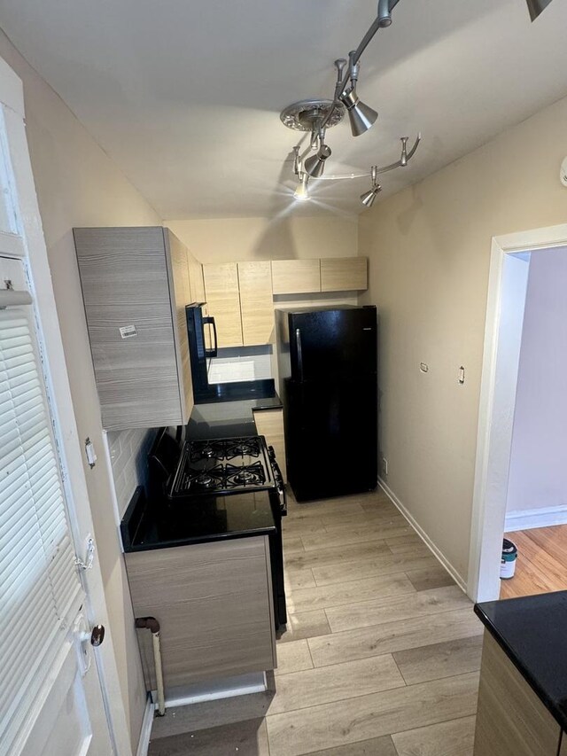 6638 S Greenwood Ave Unit 2B, Chicago, IL 60637 - kitchen with black appliances, dark countertops, light wood-style floors, and tasteful backsplash