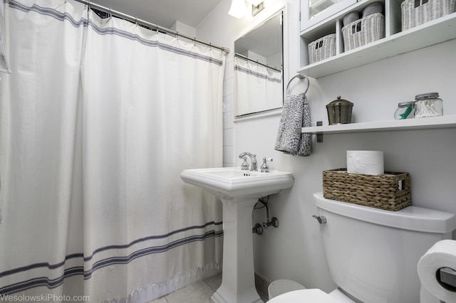 4005 N Southport Ave Unit 2, Chicago, IL 60613 - full bathroom with toilet, tile patterned floors, and curtained shower