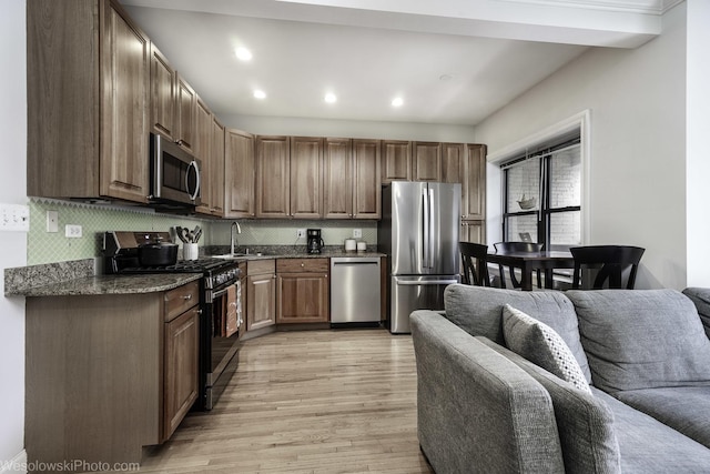 4005 N Southport Ave Unit 2, Chicago, IL 60613 - kitchen featuring stainless steel appliances, light wood-style floors, a sink, recessed lighting, and open floor plan