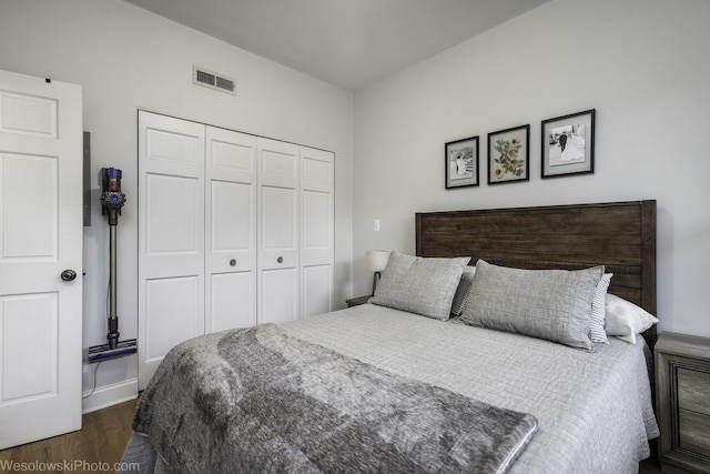 4005 N Southport Ave Unit 2, Chicago, IL 60613 - bedroom featuring dark wood finished floors and a closet