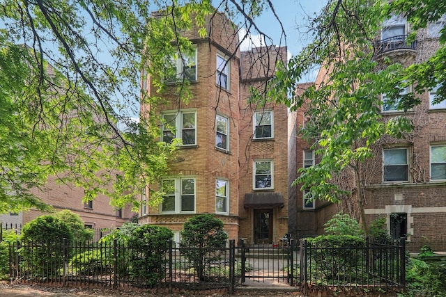 2115 W Arthur Ave, Chicago, IL 60645 - view of property with a fenced front yard