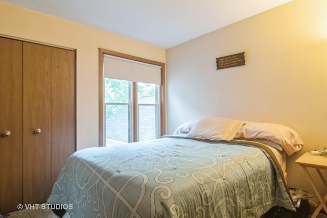 2133 Coldspring Rd, Arlington Heights, IL 60004 - bedroom featuring a closet