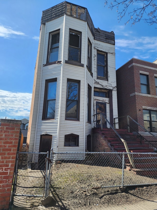 3362 S Giles Ave, Chicago, IL 60616 - view of front facade featuring a fenced front yard and a gate
