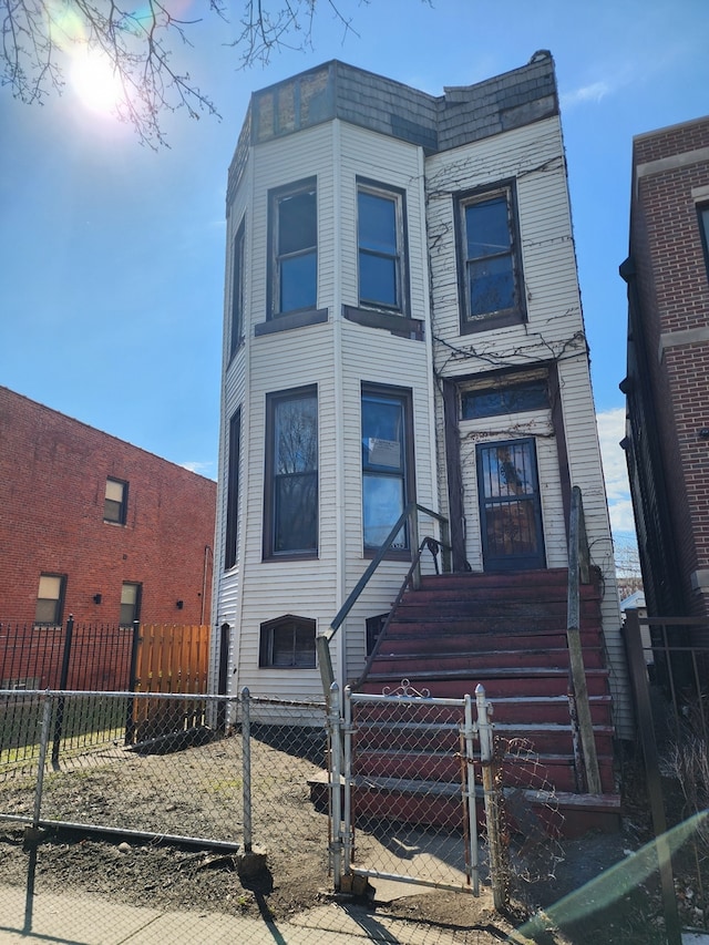 3362 S Giles Ave, Chicago, IL 60616 - view of front of property featuring a fenced front yard and a gate