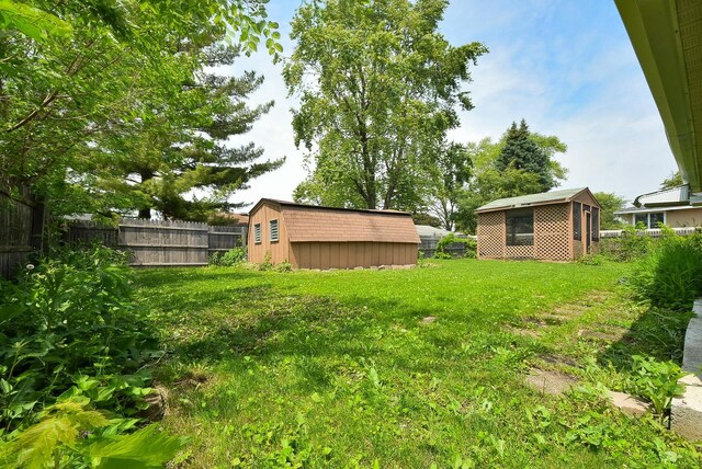 50 Ridgewood Rd, Elk Grove Village, IL 60007 - view of yard with an outbuilding