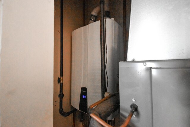 1403 N Motorola Dr, Pontiac, IL 61764 - view of utility room