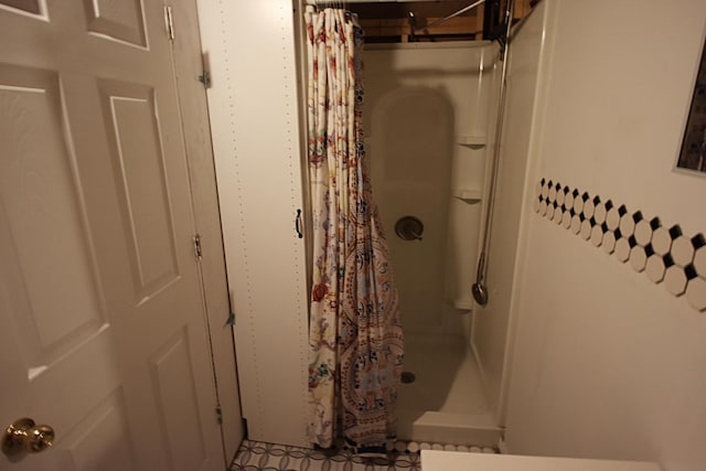 6512 N 2nd St, Loves Park, IL 61111 - full bath featuring curtained shower