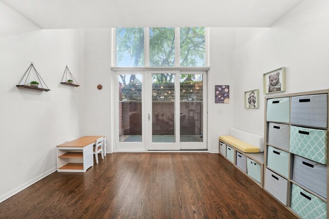 2023 W Rice St Unit 1E, Chicago, IL 60622 - mudroom featuring dark wood-type flooring and baseboards