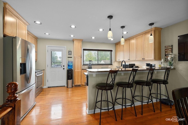 712 Cascade Ave, Romeoville, IL 60446 - kitchen featuring stainless steel appliances, a peninsula, backsplash, light brown cabinets, and recessed lighting