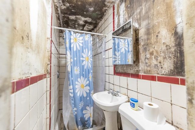 2227 W 21st St, Chicago, IL 60608 - full bathroom with tile walls, toilet, a shower with curtain, and a sink