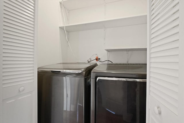 5151 W Fletcher St, Chicago, IL 60641 - laundry area featuring independent washer and dryer