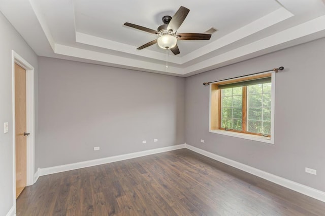 262 Jennifer Ln Unit 262, Wilmington, IL 60481 - spare room featuring a tray ceiling, a ceiling fan, and baseboards