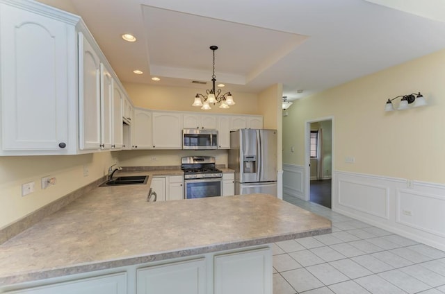 262 Jennifer Ln Unit 262, Wilmington, IL 60481 - kitchen with appliances with stainless steel finishes, a sink, a chandelier, light countertops, and a peninsula