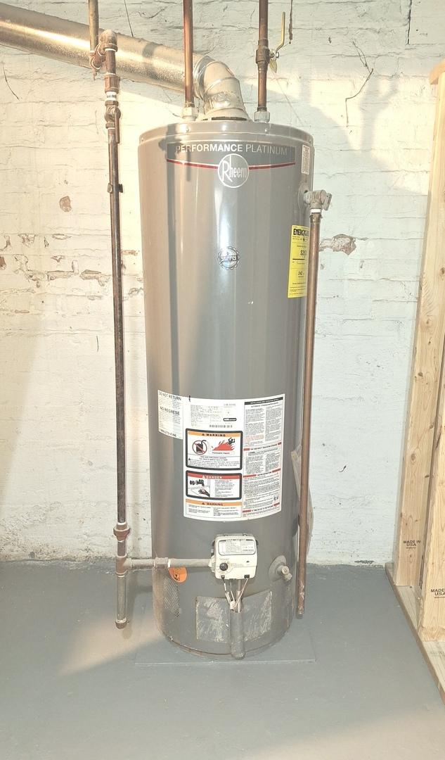 8732 S Laflin St, Chicago, IL 60620 - utility room featuring gas water heater