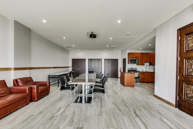 6325 N Sheridan Rd Unit 608, Chicago, IL 60660 - dining area with recessed lighting and baseboards