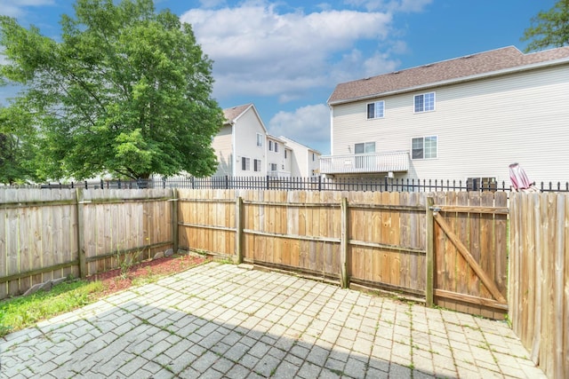 7 Fernwood Dr Unit Q, Bolingbrook, IL 60440 - fenced backyard featuring a patio area and a residential view